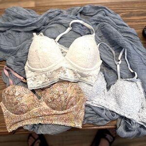 3 Bralettes​​